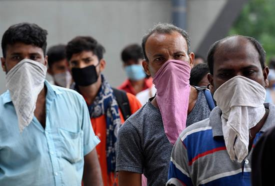 8月18日，外来务工者到达印度新德里后排队等待接受新冠病毒检测。新华社 图